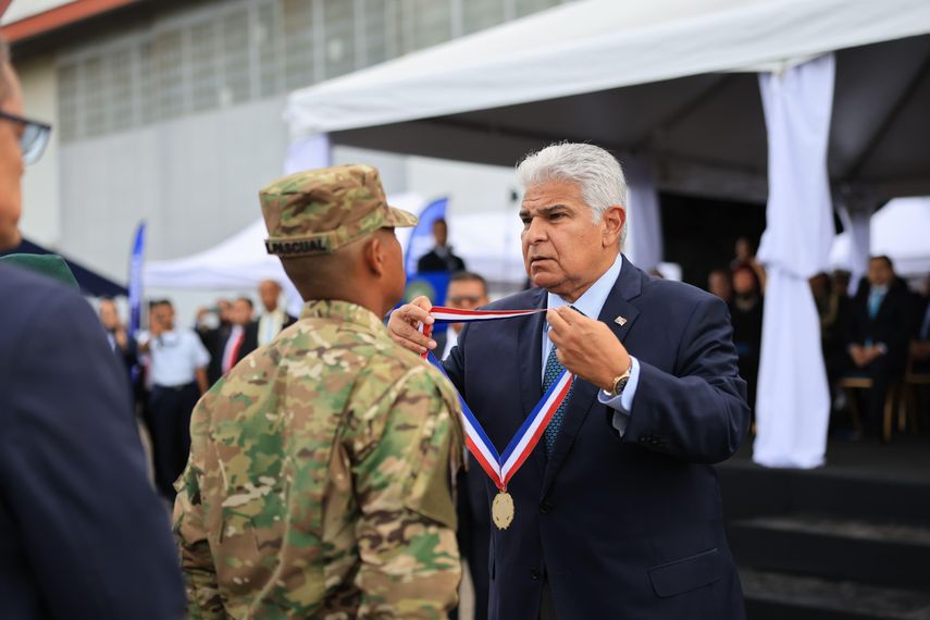 Nuevos agentes de la Fuerza Pública se juramentan ante el presidente Mulino