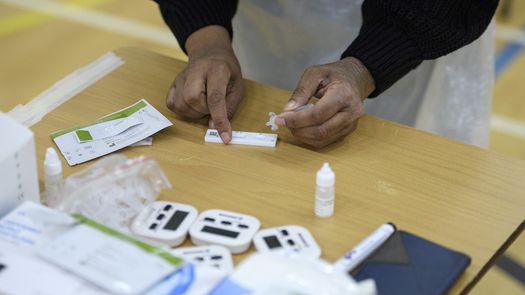 Reino Unido roza su récord semanal de casos de covid