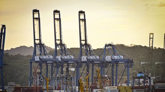 La concesión por la que la compañía hongkonesa CK Hutchison operaba dos puertos en el Canal de Panamá fue anulada el jueves por la Corte Suprema del país centroamericano, en momentos en que Estados Unidos presiona por reducir la presencia china en esa estratégica vía interoceánica.