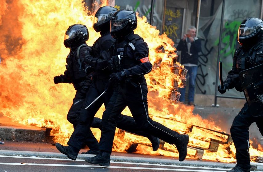 Este domingo las protestas en Francia dejó 3.200 detenidos y más de 700 agentes heridos. Este domingo las protestas en Francia dejó 3.200 detenidos y más de 700 agentes heridos.