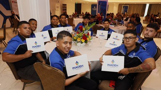 Unos 20 jóvenes se graduaron en mecánica automotriz en programa del Inadeh