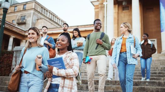 Cancillería ofrece becas para estudios en Italia, Japón, Indonesia, Suiza y España