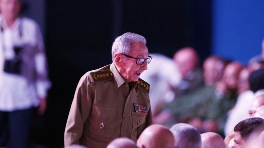 Cuba conmemoró este jueves el centenario del natalicio de Fidel Castro (1926-2016) con un espectáculo político-cultural en el teatro Karl Marx de La Habana, al que asistieron su hermano y expresidente Raúl Castro (2008-2018), y familiares del líder de la revolución cubana.