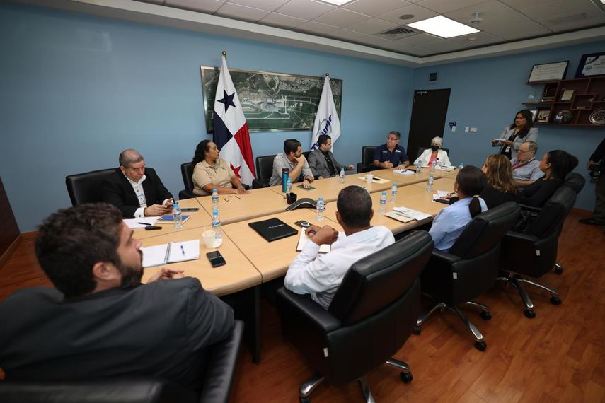 En el Aeropuerto Internacional de Tocumen se celebró una reunión clave con representantes del Municipio de Panamá, la Autoridad de Aseo Urbano y Domiciliario (AAUD), la Asociación Nacional para la Conservación de la Naturaleza (Ancon) y la junta comunal de Tocumen. En el Aeropuerto Internacional de Tocumen se celebró una reunión clave con representantes del Municipio de Panamá, la Autoridad de Aseo Urbano y Domiciliario (AAUD), la Asociación Nacional para la Conservación de la Naturaleza (Ancon) y la junta comunal de Tocumen.