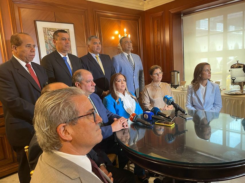 El presidente de la República, José Raúl Mulino, mantuvo este viernes un encuentro con los líderes de las bancadas de la Asamblea Nacional, donde compartió su intención de presentar un proyecto de ley que busque resolver la crisis que enfrenta la Caja de Seguro Social (CSS). El presidente de la República, José Raúl Mulino, mantuvo este viernes un encuentro con los líderes de las bancadas de la Asamblea Nacional, donde compartió su intención de presentar un proyecto de ley que busque resolver la crisis que enfrenta la Caja de Seguro Social (CSS).