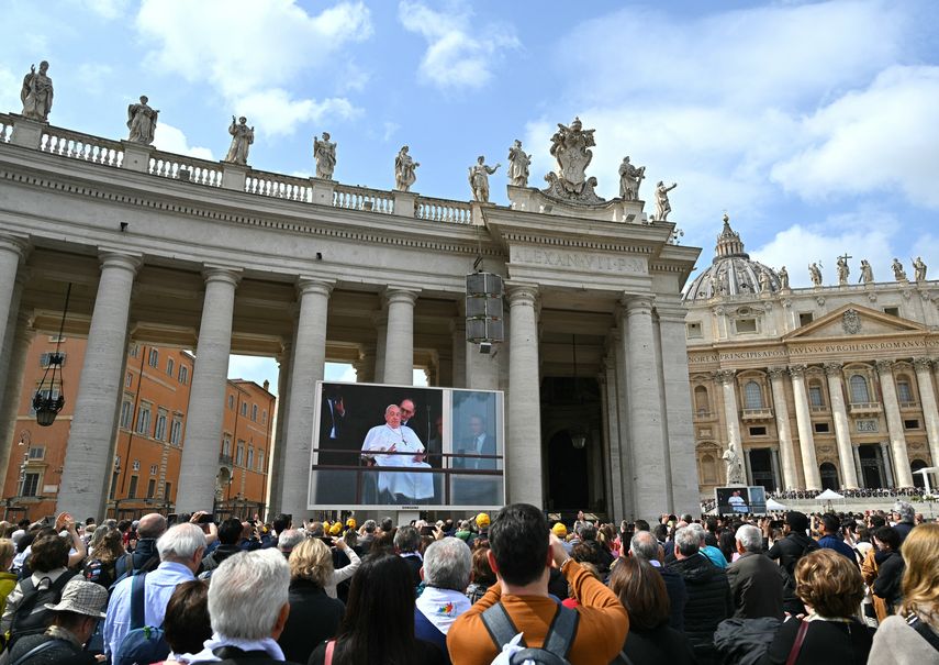 El papa Francisco está mejor y podría aparecer en público el domingo