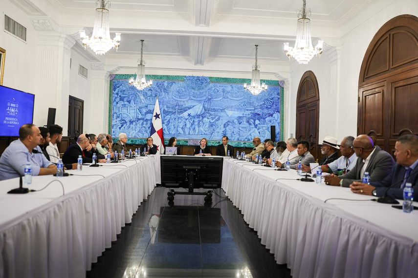 Gobierno y transportistas acuerdan no aumentar tarifas del pasaje a usuarios