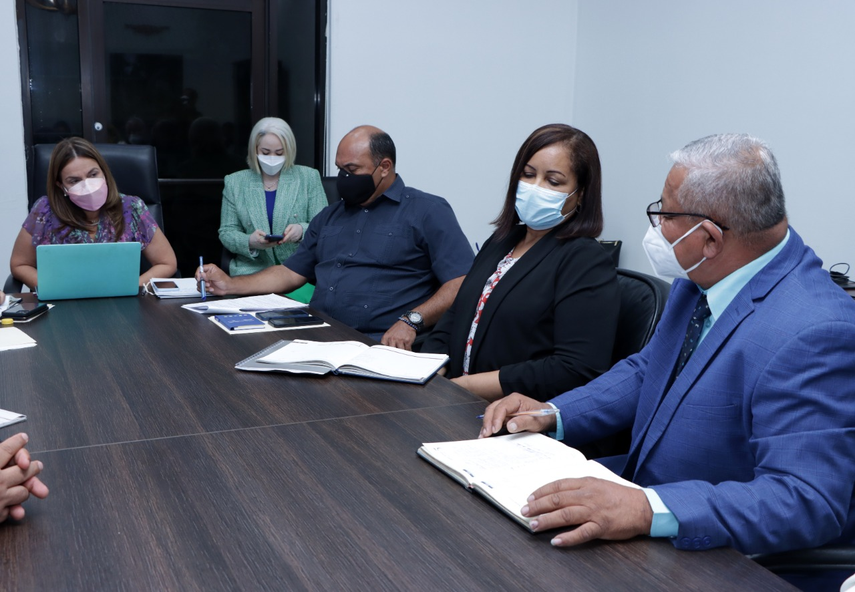 Maruja Gorday de Villalobos y otras autoridades del Meduca estuvieron presentes en esta reunión