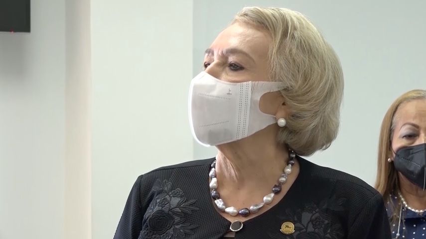 Etelvina de Bonagas anuncia que va por la reelección.