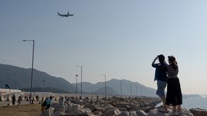 Hong Kong prohíbe vuelos procedentes de ocho países y aumenta restricciones