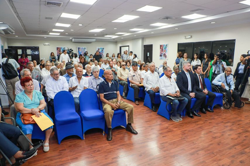 En un evento significativo, Delia Esther Falcón Paz, Jorge Alfredo Chamorro y otros 77 sobrevivientes de la histórica gesta patriótica de enero de 1964 recibieron hoy el primer pago de la pensión vitalicia, un reconocimiento del Gobierno a su valioso sacrificio por la soberanía de Panamá. En un evento significativo, Delia Esther Falcón Paz, Jorge Alfredo Chamorro y otros 77 sobrevivientes de la histórica gesta patriótica de enero de 1964 recibieron hoy el primer pago de la pensión vitalicia, un reconocimiento del Gobierno a su valioso sacrificio por la soberanía de Panamá.