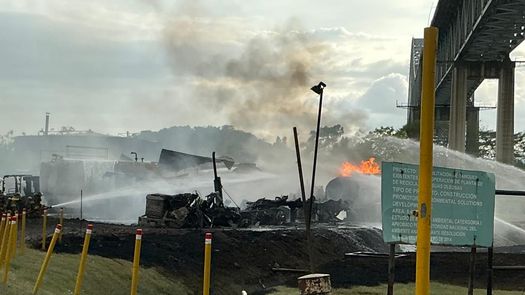 Dos bomberos resultaron heridos en medio de la emergencia. Dos bomberos resultaron heridos en medio de la emergencia.