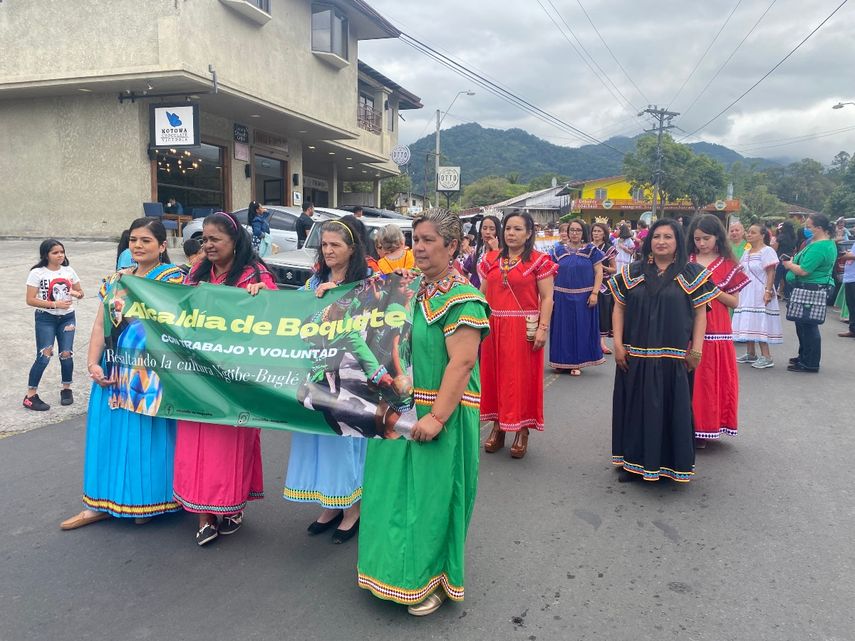 El desfile se realizó en horas de la tarde y contó con carros alegóricos que formaron parte de la actividad en el centro de Boquete.