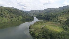 En Chiriquí, el proyecto de manejo sostenible de MiAmbiente se enfoca en la cuenca hidrográfica del río Chiriquí Viejo, con énfasis en las subcuencas de nacimiento del río Chiriquí Viejo, río Caisán y río Divalá .