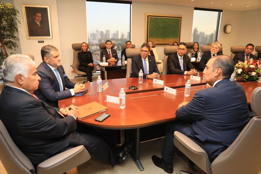 El presidente de la República, José Raúl Mulino, formalizó hoy el programa de financiamiento de $500 millones con los bancos internacionales Citi y BBVA, para el plan de reactivación económica que será gestionado a través de la Caja de Ahorros. El presidente de la República, José Raúl Mulino, formalizó hoy el programa de financiamiento de $500 millones con los bancos internacionales Citi y BBVA, para el plan de reactivación económica que será gestionado a través de la Caja de Ahorros.