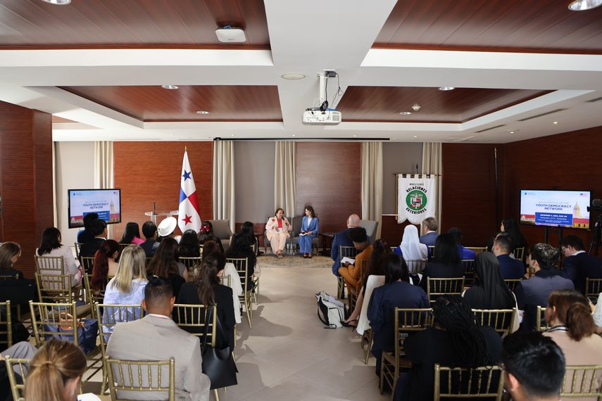 EEUU respaldó el lanzamiento de la Red de Jóvenes por la Democracia (YDN, por sus siglas en inglés) de la Comunidad de Democracias, una iniciativa global orientada a empoderar a jóvenes líderes comprometidos con la defensa de la democracia. EEUU respaldó el lanzamiento de la Red de Jóvenes por la Democracia (YDN, por sus siglas en inglés) de la Comunidad de Democracias, una iniciativa global orientada a empoderar a jóvenes líderes comprometidos con la defensa de la democracia.