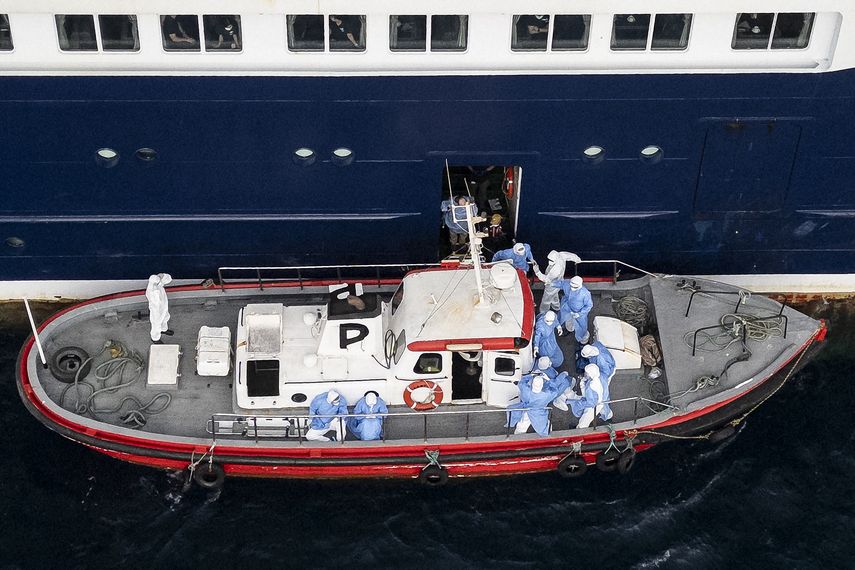 El crucero con hantavirus fondeado en Cabo Verde atracará en el archipiélago español de Canarias