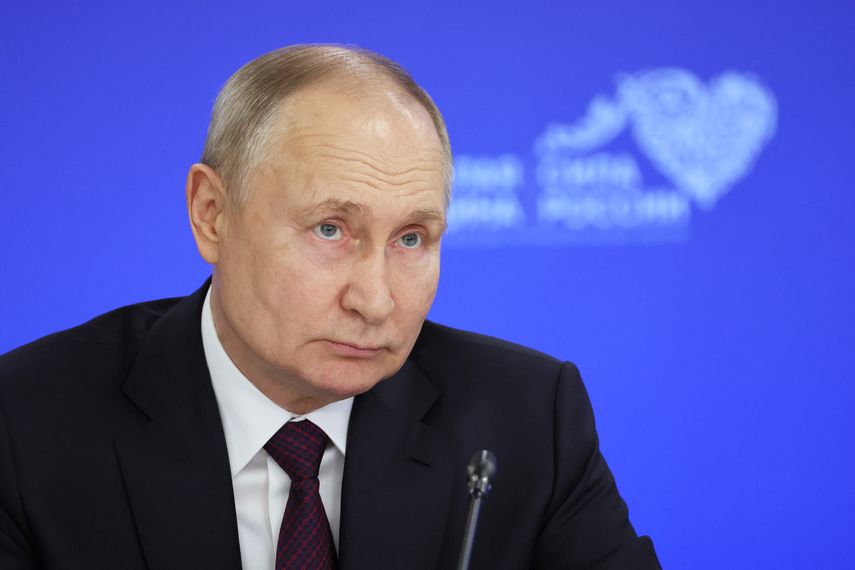 Vladímir Putin entrega firmas a favor de su candidatura presidencial