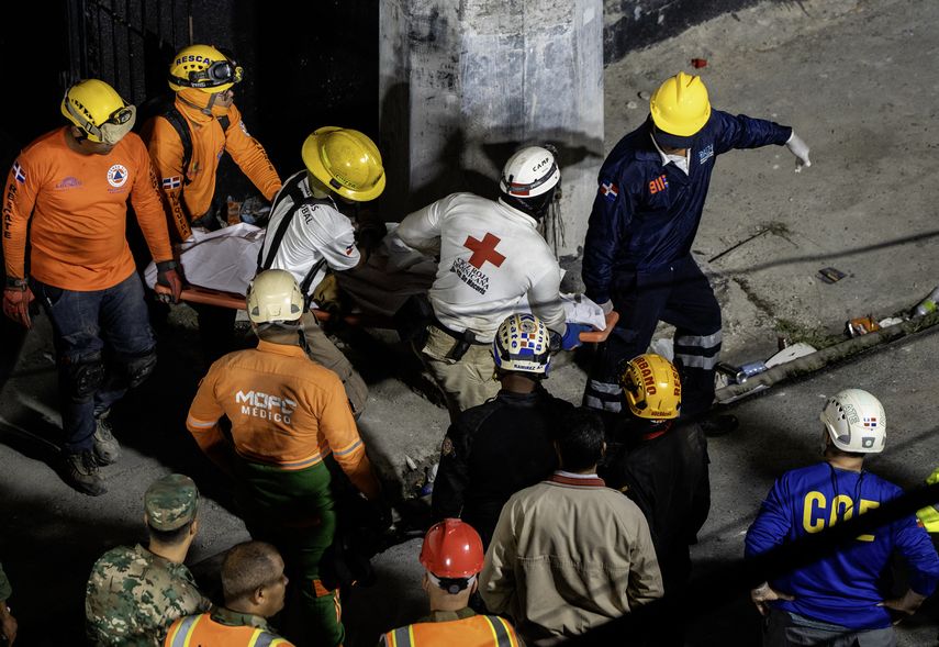 Más de 300 socorristas mantienen las labores de búsqueda sin parar entre los escombros de ladrillos, láminas de zinc y barras de acero del local Jet Set de Santo Domingo, cuyo techo se desplomó en medio de una presentación del popular cantante de merengue Rubby Pérez. Más de 300 socorristas mantienen las labores de búsqueda sin parar entre los escombros de ladrillos, láminas de zinc y barras de acero del local Jet Set de Santo Domingo, cuyo techo se desplomó en medio de una presentación del popular cantante de merengue Rubby Pérez.