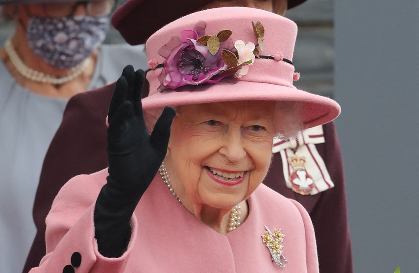 El Reino Unido festeja a la reina Isabel la olvidando crisis