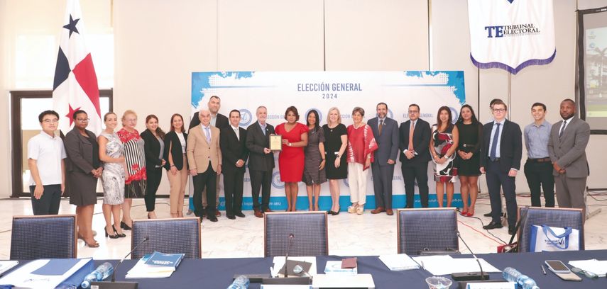 Valdés Escoffery se reúne con Cuerpo Consular acreditado