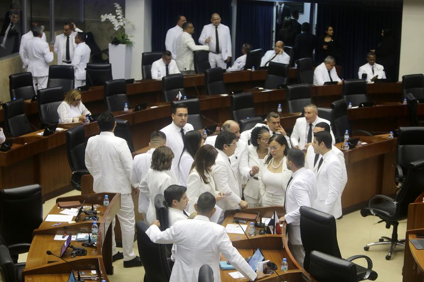 Transparencia Internacional reconoció este martes los "pequeños logros" de la Asamblea Nacional de Panamá, al cumplir un año de gestión tras las elecciones, para "combatir la corrupción y asegurar la transparencia en la gestión pública", aunque reconoce que hay "varios pendientes". Transparencia Internacional reconoció este martes los "pequeños logros" de la Asamblea Nacional de Panamá, al cumplir un año de gestión tras las elecciones, para "combatir la corrupción y asegurar la transparencia en la gestión pública", aunque reconoce que hay "varios pendientes".