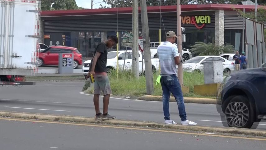 La semana pasada uno de los migrantes amenazó con romper las ventanas de uno de los vehículos cuando el dueño reclamó porque le había tirado agua en el parabrisas en la ciudad de David. &nbsp;