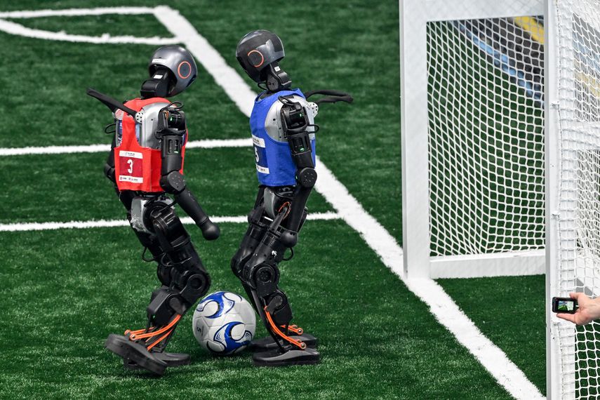 Cientos de androides participaron en la primera competencia mundial de robots humanoides, que comenzó este viernes en Pekín, China, con pruebas que abarcan desde los 100 metros vallas hasta el kungfú. Cientos de androides participaron en la primera competencia mundial de robots humanoides, que comenzó este viernes en Pekín, China, con pruebas que abarcan desde los 100 metros vallas hasta el kungfú. 