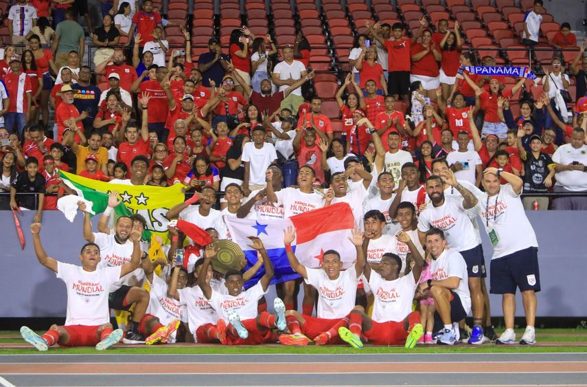 La selección sub-17 de Panamá logró este sábado una victoria crucial por 2-1 sobre República Dominicana, lo que le permitió asegurar su participación en el próximo Mundial de la categoría a celebrarse, en noviembre próximo, en Qatar. La selección sub-17 de Panamá logró este sábado una victoria crucial por 2-1 sobre República Dominicana, lo que le permitió asegurar su participación en el próximo Mundial de la categoría a celebrarse, en noviembre próximo, en Qatar.