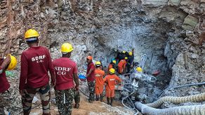 Rescatan con vida a un niño atrapado en un pozo en India