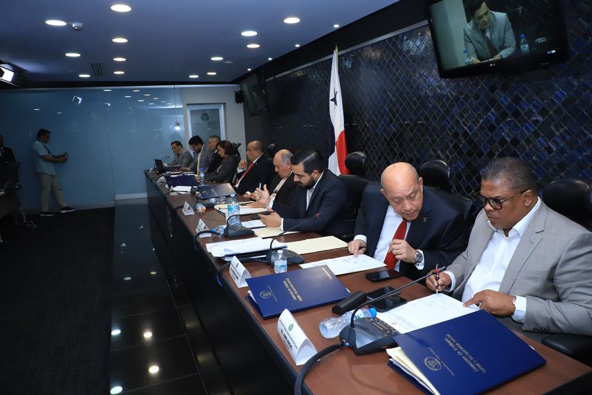 Diputados aprueban primer bloque de reformas a la CSS en la comisión de Salud