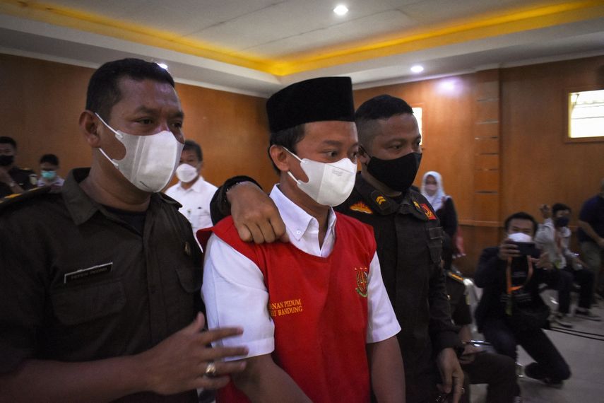 Un profesor indonesio, hallado culpable de violar a 13 estudiantes de un internado islámico, embarazando a ocho de sus víctimas, fue sentenciado este lunes a muerte en Indonesia. 