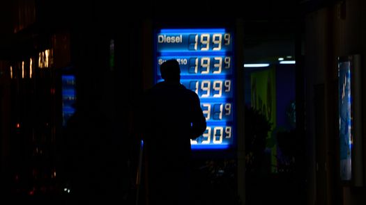 Los precios del petróleo subieron el jueves a su nivel más alto en casi dos años, mientras el cierre del estrecho de Ormuz amenazaba el suministro mundial en el sexto día de la guerra en Oriente Medio. El barril de West Texas Intermediate (WTI) para entrega en abril se disparó 8,51%, a 81,01 dólares, su mayor nivel desde julio de 2024. Los precios del petróleo subieron el jueves a su nivel más alto en casi dos años, mientras el cierre del estrecho de Ormuz amenazaba el suministro mundial en el sexto día de la guerra en Oriente Medio. El barril de West Texas Intermediate (WTI) para entrega en abril se disparó 8,51%, a 81,01 dólares, su mayor nivel desde julio de 2024.