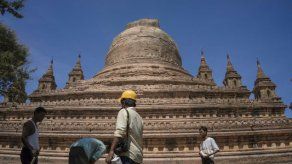Soldados y vecinos retiran escombros tras sismo en Mianmar