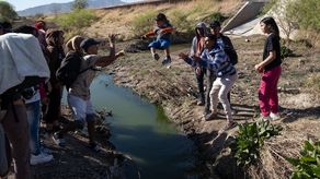 Unos mil migrantes cruzaron de México a EEUU luego de tragedia en Ciudad Juárez