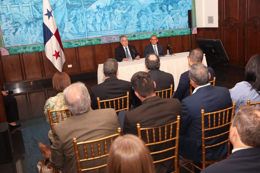 Gobierno presenta hoja de ruta energética a empresas generadoras