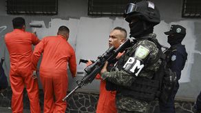 Gobierno de Honduras pone a pandilleros presos a borrar grafitis