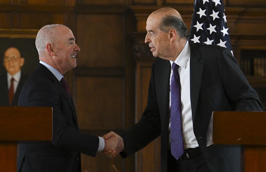 El gobierno de EEUU busca salidas al éxodo en la frontera con México, donde cientos de miles de migrantes intentan cruzar cada mes.