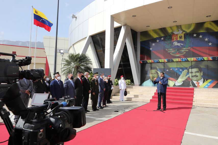 Nicolás Maduro no hizo señalamientos directos, pero aseguró que todos los "civiles y militares, nacionales y extranjeros" confesaron y están detenidos. Nicolás Maduro no hizo señalamientos directos, pero aseguró que todos los "civiles y militares, nacionales y extranjeros" confesaron y están detenidos.