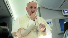 El papa lamenta que enseñen a niños a elegir su género
