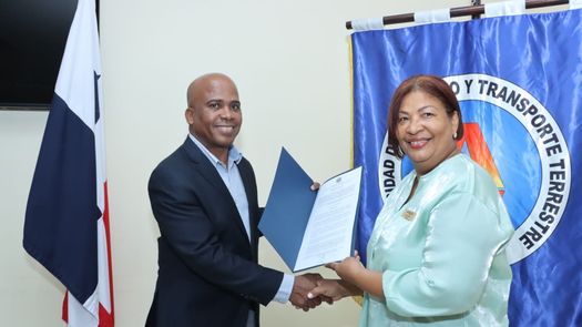 ATTT entrega 29 resoluciones a escuelas de manejo que logran renovar permisos de operación