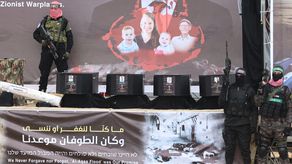 Israel califica a Hamás de monstruo por ceremonia con féretros 4 rehenes devueltos