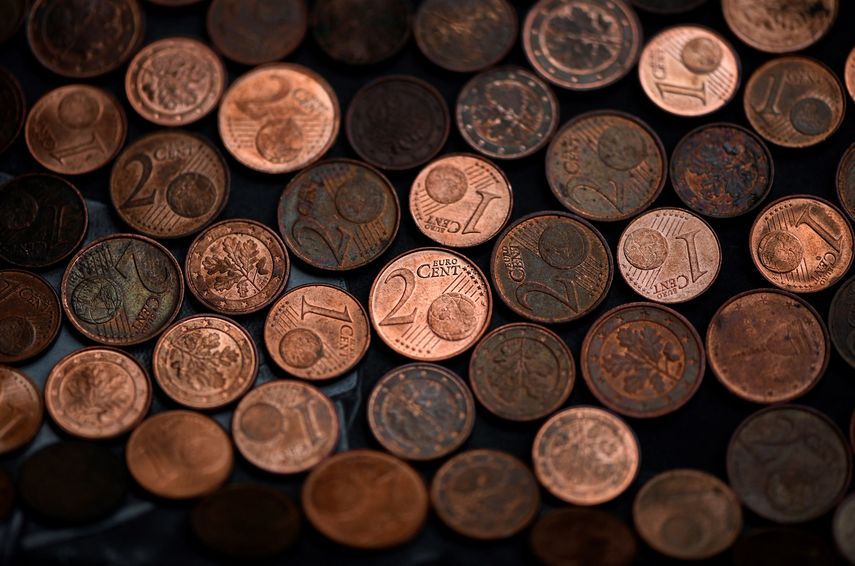 El euro cayó este lunes brevemente por debajo del dólar, que se benefició de la determinación de varios miembros de la Reserva Federal estadounidense (Fed) para endurecer la política monetaria.