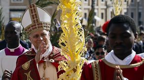 El papa León XIV portará él mismo la cruz en su primer viacrucis de Viernes Santo en el Coliseo de Roma, donde las meditaciones que inspirarán la celebración han sido redactadas por un fraile de la Custodia de Tierra Santa.