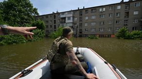 Bombardeos en zonas inundadas de Ucrania tras la destrucción de una represa