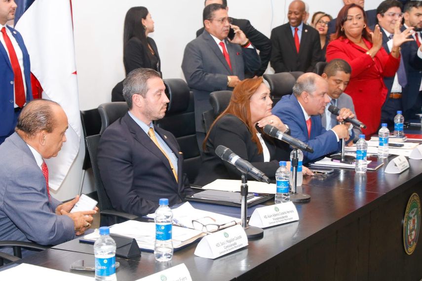 Durante una sesión de la Comisión de Asuntos Municipales, la presidenta de la Asamblea Nacional, Dana Castañeda, abordó la preocupación de los gobiernos locales ante el recorte del Presupuesto General del Estado. Durante una sesión de la Comisión de Asuntos Municipales, la presidenta de la Asamblea Nacional, Dana Castañeda, abordó la preocupación de los gobiernos locales ante el recorte del Presupuesto General del Estado.
