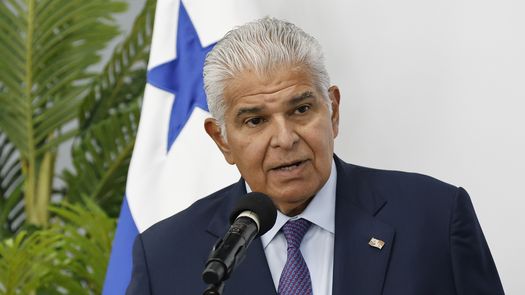 El presidente panameño, José Raúl Mulino, confió este jueves en que la nueva ley que establece un impuesto del 15 % sobre la renta bruta generada en el país a las multinacionales que no demuestren actividad económica permita a Panamá salir de la lista de la UE de jurisdicciones no cooperantes en materia tributaria. El presidente panameño, José Raúl Mulino, confió este jueves en que la nueva ley que establece un impuesto del 15 % sobre la renta bruta generada en el país a las multinacionales que no demuestren actividad económica permita a Panamá salir de la lista de la UE de jurisdicciones no cooperantes en materia tributaria.
