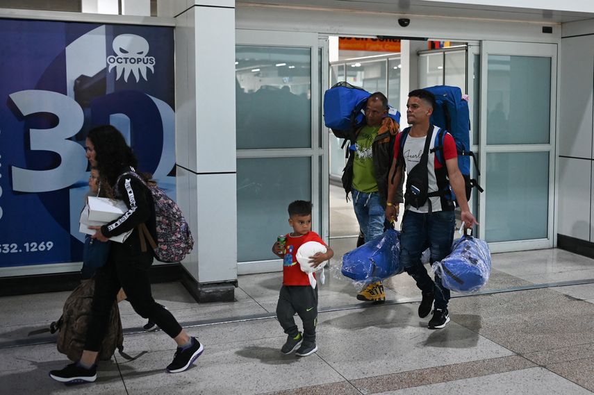 Venezuela suspende vuelos comerciales con Panamá en medida de "protección al pueblo". Venezuela suspende vuelos comerciales con Panamá en medida de "protección al pueblo".