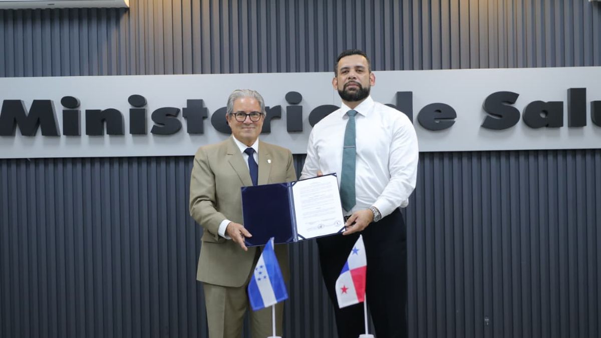 Los ministerios de Salud de la República de Panamá y de la República de Honduras firmaron este miércoles un Memorándum de Entendimiento (MOU) que fortalece la cooperación bilateral y sienta las bases para el desarrollo de acciones conjuntas orientadas a mejorar la salud y calidad de vida de sus poblaciones. Los ministerios de Salud de la República de Panamá y de la República de Honduras firmaron este miércoles un Memorándum de Entendimiento (MOU) que fortalece la cooperación bilateral y sienta las bases para el desarrollo de acciones conjuntas orientadas a mejorar la salud y calidad de vida de sus poblaciones.
