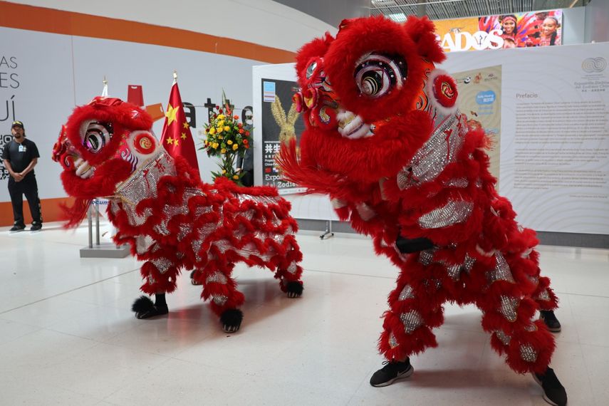 La fusión de las culturas china y latinoamericana en el Aeropuerto de Tocumen, ha sido la inspiración de las obras artísticas de la panameña Sally Huang. La fusión de las culturas china y latinoamericana en el Aeropuerto de Tocumen, ha sido la inspiración de las obras artísticas de la panameña Sally Huang.
